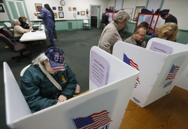 Votantes estadounidenses en un centro electoral en Freedom Freedom, Ohio, EE. UU. EFE/EPA/David Maxwell