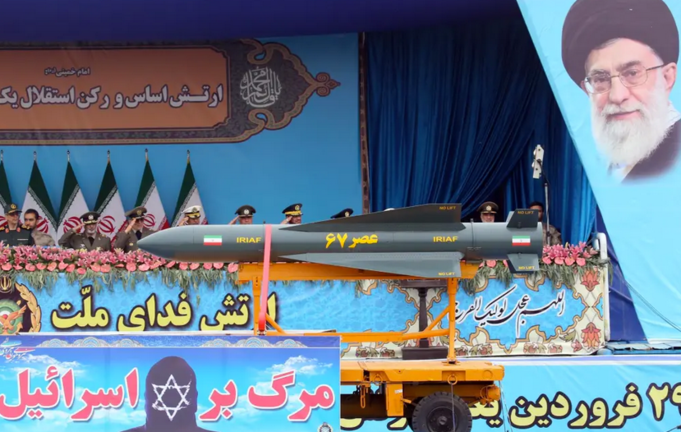 Foto de archivo de un misil de corto alcance Asr-67 pasando por delante del palco de autoridades durante un desfile militar en Teherán. EFE/ Abedin Taherkenareh