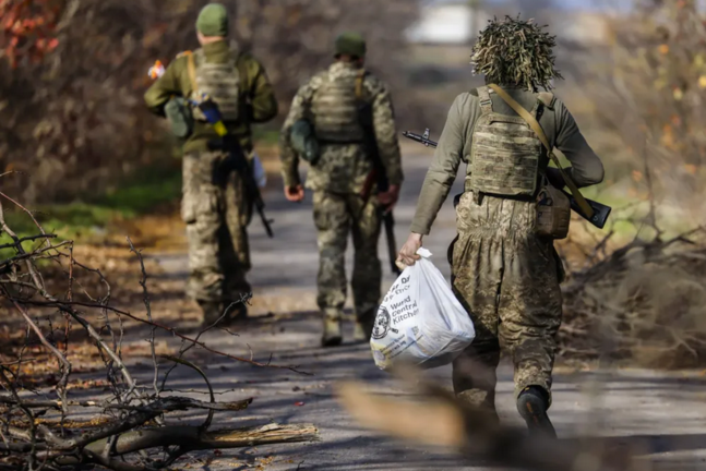 Soldados ucranianos avanzan por una calle de una población de la región de Jersón. EFE/EPA/Hannibal Hanschke