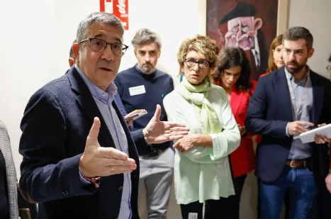El portavoz del PSOE en el Congreso, Patxi López (i), charla con periodistas. EFE/ Chema Moya