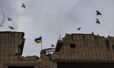 La bandera ucraniana vuelve a ondear en un edificio público en Jersón. EFE/Hannibal Hanschke