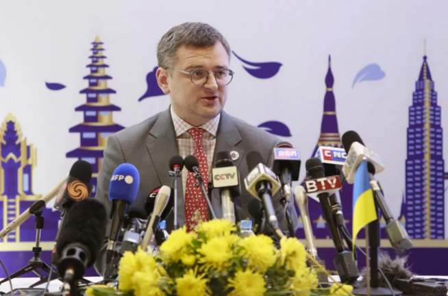 El ministro de Asuntos Exteriores de Ucrania, durante la rueda de prensa. EFE/EPA/Kith Serey