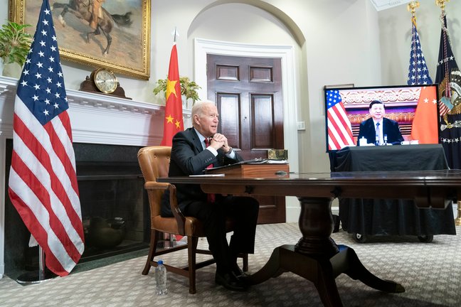 Imagen de archivo del encuentro mantenido entre Joe Biden y Xi Jinping en noviembre de 2021. / SARAH SILBIGER
