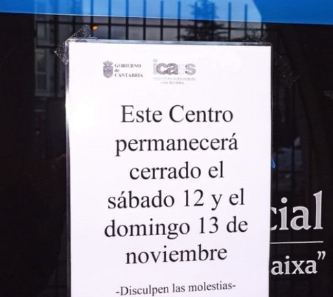 Cartel de cierre del centro de mayores de Reinosa. / ALERTA