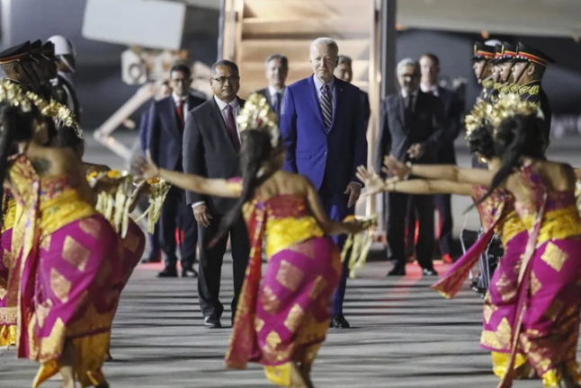 El presidente de EE. UU., Joe Biden (C), observa la actuación de bailarines balineses durante su llegada a la Cumbre del G20 en el aeropuerto internacional Ngurah Rai de Bali. EFE/Made Nagi/Pool