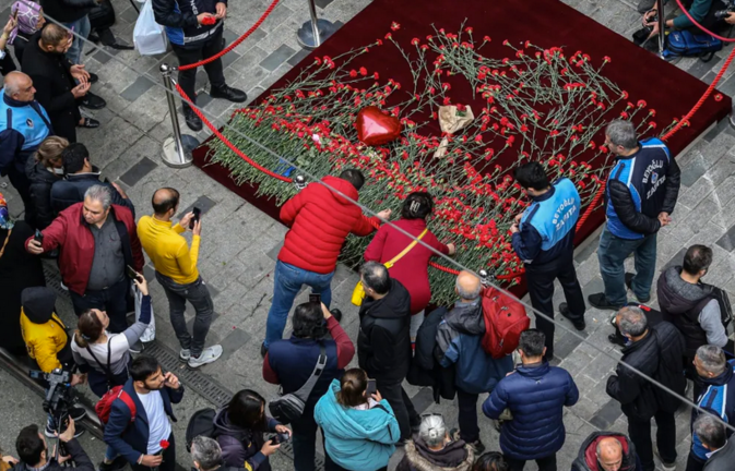 Varias personas depositan flores en el lugar del atentado perpetrado el domingo en una calle de Estambul, Turquía, EFE/EPA/Eredem Sahin