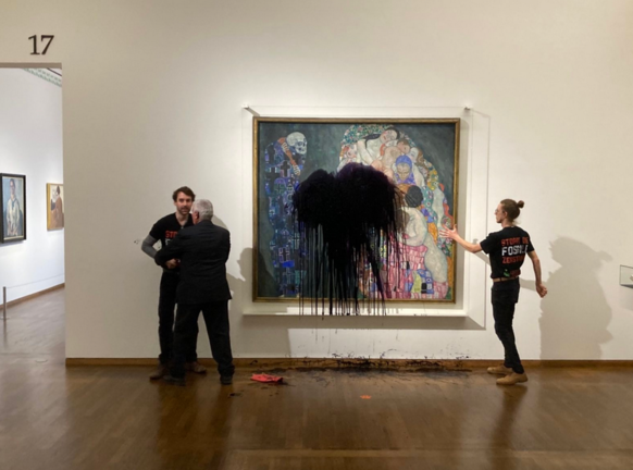 Dos activistas han arrojado petróleo sobre el cuadro "Muerte y vida" de Gustav Klimt. EFE/ Letzte Generation Österreich