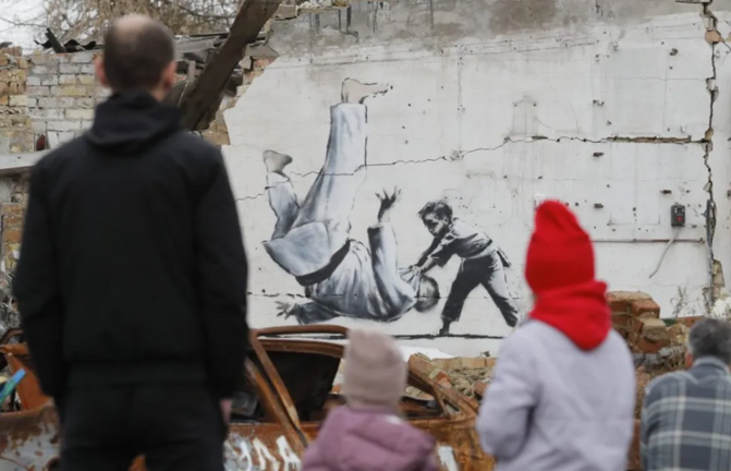 Imagen de archivo de uno de los murales de Banksy en Kiev. EFE/EPA/Sergey Dolzhenko