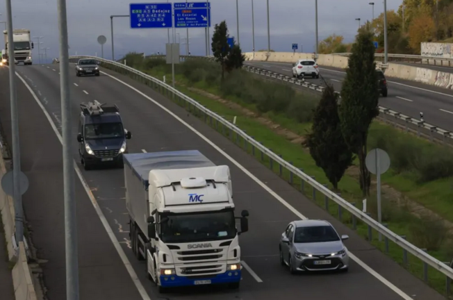 Varios camiones circulan por una carretera en Madrid. EFE/Zipi Aragón