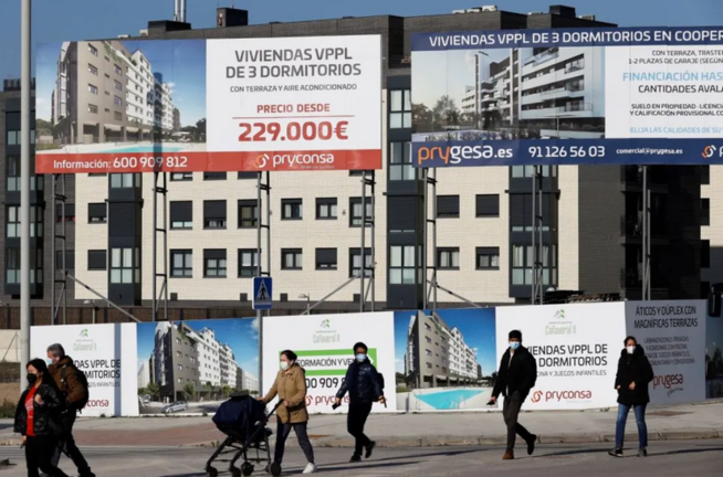 Un edificio de viviendas en venta en Madrid, en una imagen de archivo. EFE/Chema Moya