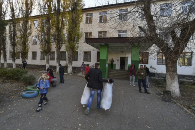 Varias personas evacuadas de la región de Jersón llegan a un centro de alojamiento temporal en Dzhankoi,Crimea. EFE/EPA