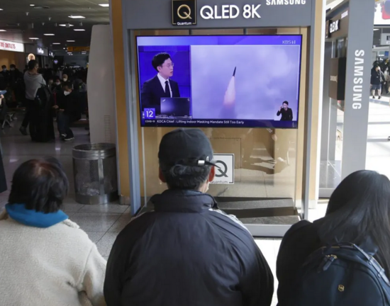 Ciudadanos surcoreanos siguen por televisión la noticia del lanzamiento de un misil norcoreano. EFE/EPA/Kim Hee-Chul
