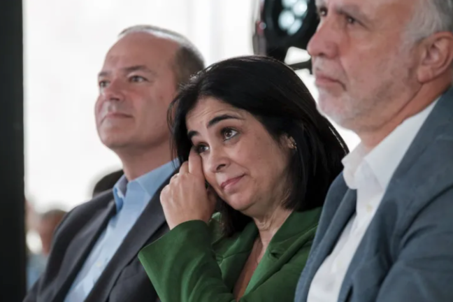 La ministra de Sanidad, Carolina Darias, se seca los ojos durante el anunció de su candidatura. EFE/Angel Medina G.