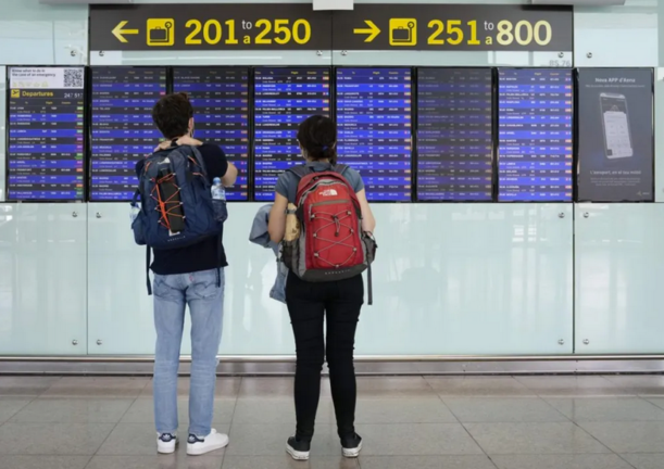 Dos viajeros consultaban los paneles con los vuelos programados en el aeropuerto de El Prat, en Barcelona, en la primera de las jornadas de huelga en la aerolínea Vueling, el pasado 14 de noviembre. EFE/Enric Fontcuberta