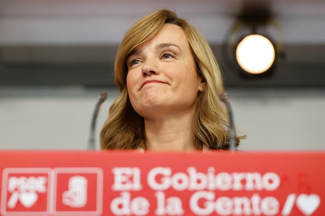 La portavoz del PSOE y ministra de Educación y FP, Pilar Alegría, durante su intervención tras la reunión de la Ejecutiva Federal del partido este lunes en la sede de Ferraz. / Mariscal