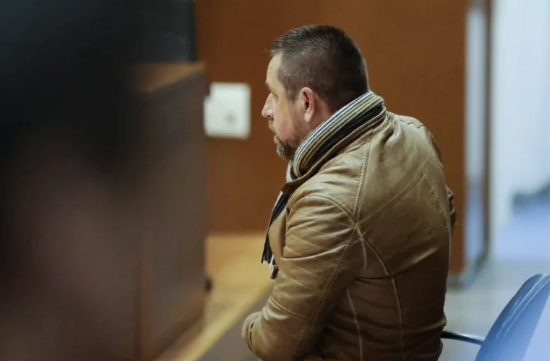 José Enrique Abuín Gey alias 'El Chicle', se sienta este martes en el banquillo de los acusados por una supuesta agresión sexual a su cuñada en enero de 2005. EFE/Cabalar