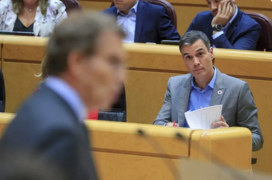 El presidente del Gobierno, Pedro Sánchez, escucha al líder del PP, Alberto Núñez Feijóo, en el Senado, en una imagen de archivo. EFE/Fernando Alvarado