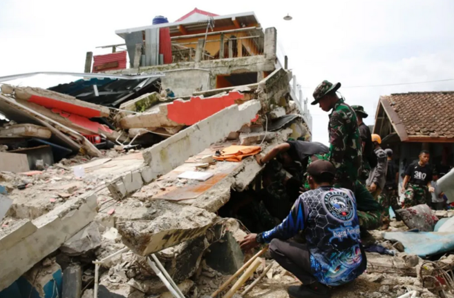 Trabajadores de emergencia buscan posibles víctimas entre los escombros de uno de los edificios afectados por el terremoto de 5,6 grados de magnitud registrado el lunes en Java, Indonesia. EFE/EPA/Adi Weda