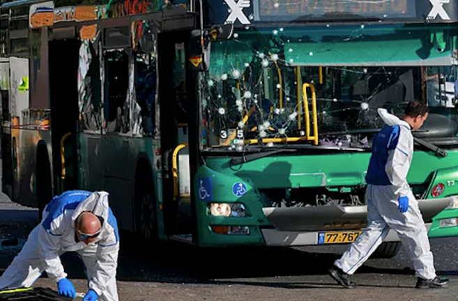 Lugar de la explosión en una parada de autobús en Jerusalén.MENAHEM KAHANA | AFP