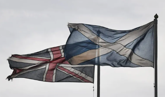 La bandera nacional del Reino Unido (i) y la bandera de Escocia (d) ondean en Londres, Reino Unido, en una imagen de archivo. EFE/Andy Rain