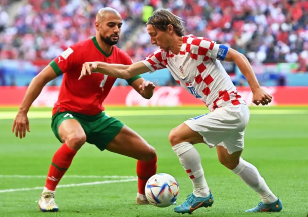 El jugador de Marruecos Sofyan Amrabat (i), trata de quitarle el balón al croata Luka Modric, durante el partido de hoy. EFE/EPA/Noushad Thekkayil