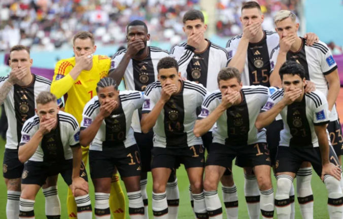 El "once" de Alemania se tapa la boca en protesta contra la FIFA, en el partido contra Japón del Mundial de Qatar 2021. EFE/EPA/Friedemann Vogel