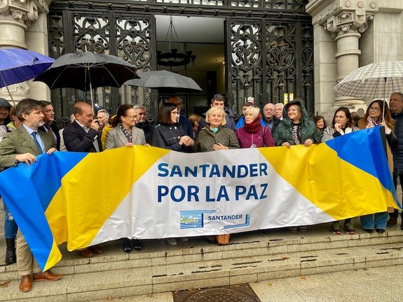 La alcaldesa de Santander, Gema Igual junto a los ucranianos en el minuto de silencio por Ucrania. / ALERTA