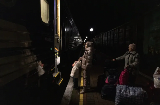 Un grupo de personas cogen un tren desde Jersón a Kiev. EFE/EPA/Roman Pilipey