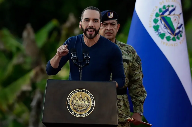 El presidente de El Salvador, Nayib Bukele, habla a tropas militares en Ciudad Arce (El Salvador). EFE/Rodrigo Sura