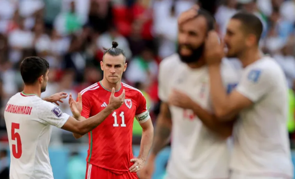 Gareth Bale (2i), tras perder contra Irán. EFE/EPA/Friedemann Vogel