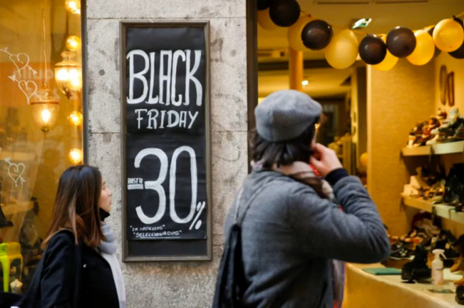 Campaña 'black friday' en una tienda de Madrid el año pasado. EFE/Diego Fernández