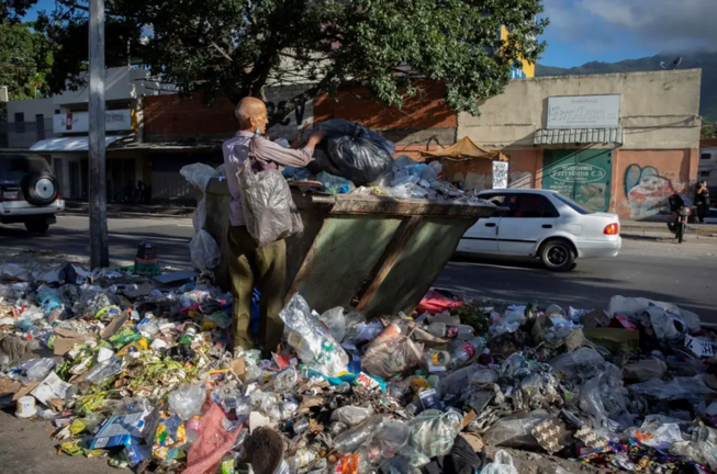 Un hombre busca entre la basura, en una fotografía de archivo. EFE/Rayner Pena R