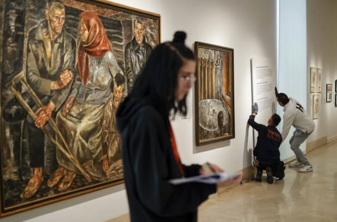 Operarios preparan la muestra de arte de vanguardia ucraniano en el Museo Thyssen, en Madrid. EFE/Daniel González