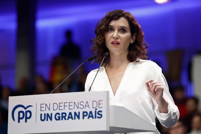 La presidenta de la comunidad de Madrid, Isabel Díaz Ayuso, interviene en el acto del PP bajo el lema "En defensa de un gran país" celebrado este sábado en Madrid. EFE/ Sergio Perez