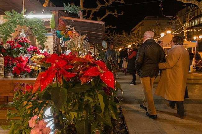 Varias personas por la Avenida de España donde están situadas las casetas navideñas. / ALERTA