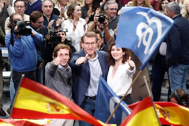 El líder del PP, Alberto Núñez Feijóo (d), acompañado por la presidenta de la Comunidad de Madrid, Isabel Diaz Ayuso, durante el acto bajo el lema "En defensa de un gran país", este sábado en Madrid. EFE/ Sergio Per