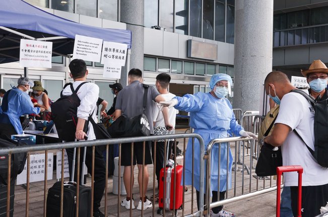 Instalaciones para llevar a cabo pruebas de coronavirus en el puerto de Shenzhen antes de entrar a China. / E.P.