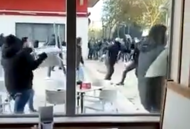 Imagen de un vídeo en la que se ve la pelea entre los aficionados radicales del Burgos y del Real Zaragoza. / Alerta