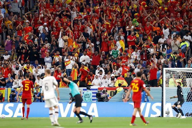 Aficionados de España celebran un gol que fue anulado hoy, en un partido de la fase de grupos del Mundial de Fútbol Qatar 2022 entre España y Alemania en el estadio Al Bait en Al Khor (Catar). EFE/ Esteban Biba