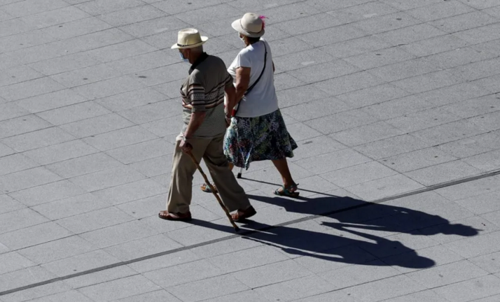 Una pareja de jubilados dan un paseo en Bilbao, en una imagen de archivo. /Luis Tejido