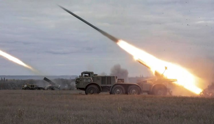 Captura de un video que muestra los sistemas de cohetes de lanzamiento múltiple 'Hurricane' rusos disparando en una ubicación no revelada en la región de Donetsk, al este de Ucrania. EFE