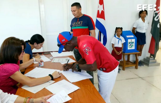 Votantes paricipan en los comicios locales de los delegados (concejales) de barrio, en La Habana (Cuba), el 27 de noviembre de 2022. EFE/ Ernesto Mastrascusa POOL