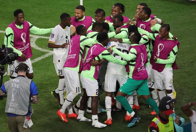 Los jugadores de Ghana celebrando el gol de la victoria. EFE / Abir Sultan