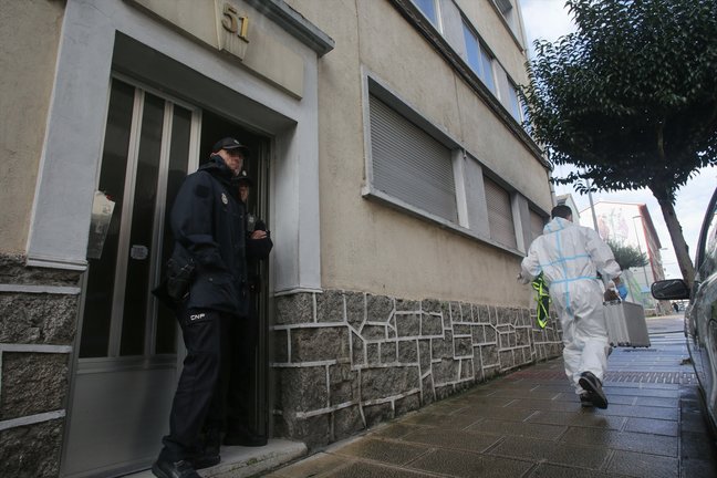 Un agente de Policía Nacional en la puerta de la vivienda donde han hallado muerta a una mujer de 42 años. E.P. / Carlos Castro