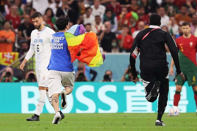 Un aficionado invade la cancha hoy, en un partido de la fase de grupos del Mundial de Fútbol Qatar 2022 entre Portugal y Uruguay en el estadio Lusail en la ciudad de Lusail, (Catar). EFE/EPA/Mohamed Messara