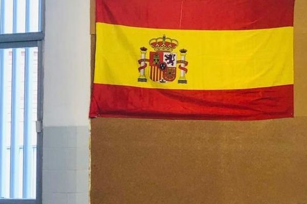 Los alumnos colgaron la bandera de España (en la imagen), para animar a la Selección en el Mundial, en un panel de corcho del aula FOTO: ARCHIVO