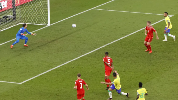 El jugador brasileño Casemiro marca un gol ante el Suiza en el Mundial de Qatar 2022.
El jugador brasileño Casemiro marca un gol ante el Suiza en el Mundial de Qatar 2022. EFE/EPA/Rolex dela Pena