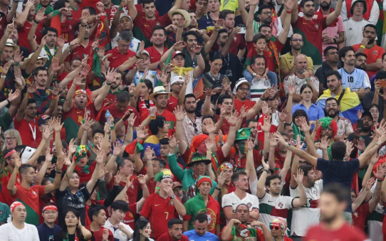 Aficionados de Portugal animan en la grada a su equipo en el partido contra Uruguay. EFE/ Juan Ignacio Roncoroni