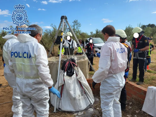 ajuste de cuentas
Agentes de la Policía Nacional localizan en un pozo abandonado en una zona rural el cadáver de un hombre desaparecido desde el mes de junio en Coria del Río (Sevilla). EFE/Policía Nacional