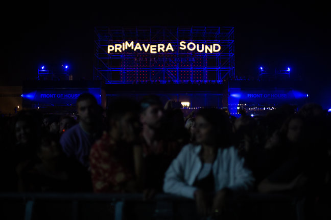 n grupo de personas de noche durante la primera jornada del Festival Primavera Sound Barcelona. / E.P.